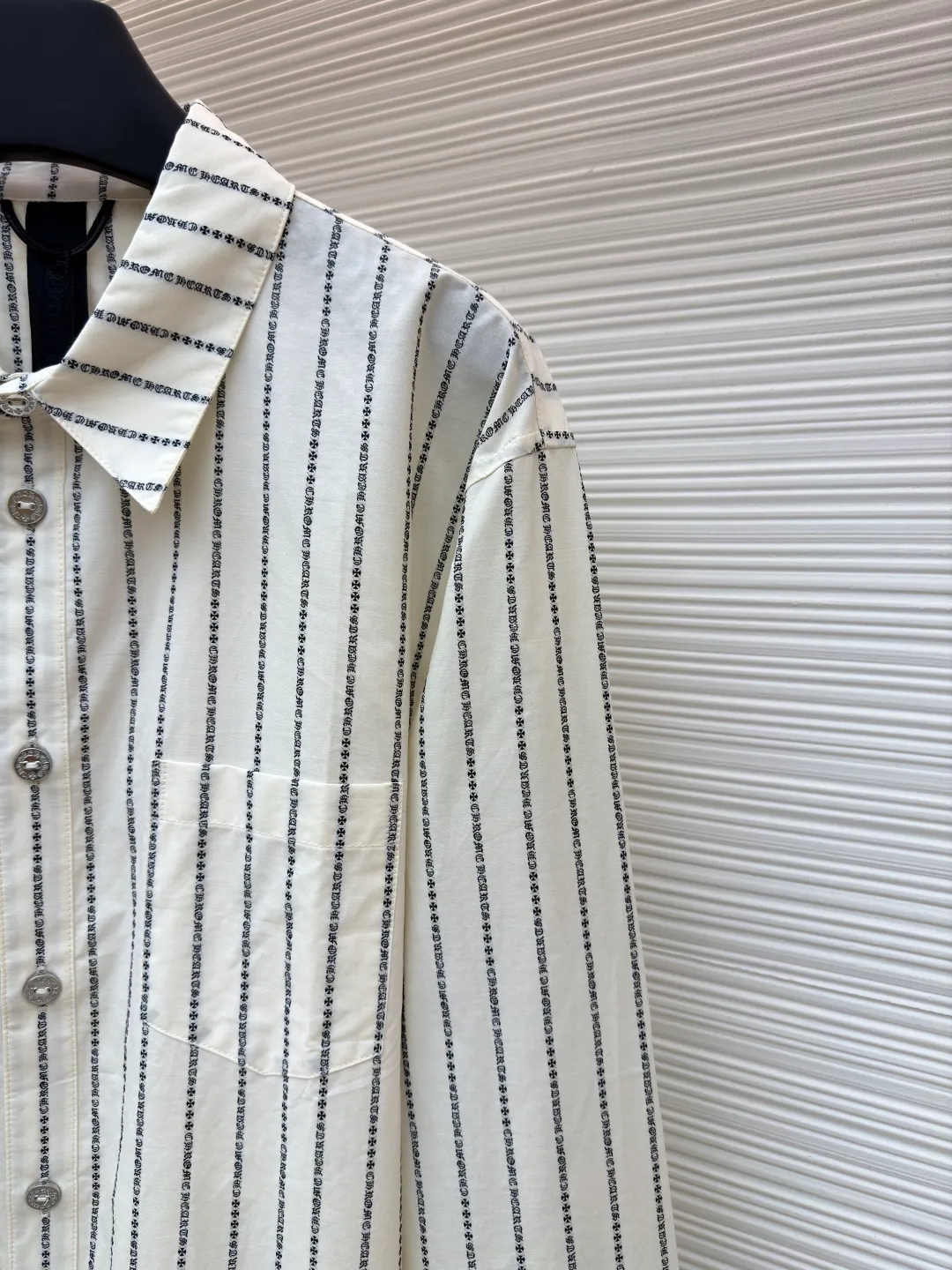 Chrome Hearts Sanskrit all-over yarn-dyed shirt ●Item number: 1680866-B60 ●Fabric: shirt fabric ●Technology: printing production ●Version: loose fit ●Weight: about 265 grams ●Size: S-M-L ●Description: The custom-dyed knitting yarn is made of 100-count double-ply yarn. (Minimum quantity of 1000 meters) is made on a large-scale yarn-dyed jacquard machine. It is paired with professional shirt ironing and sleeve ironing. Customized mold opening 14mm glazed black and silver buttons. Customized black and white printed small label. Customized 2.2×12cm black label. 0.3cm leather hanging ears. Customized accessories. The workmanship details are very good. The overall wiring is straight and delicate, the fabric is comfortable and soft, and the color is consistent without color difference. It can be matched with the same style to create a fashionable look and control various occasions. Customized accessories, complete with three standards, same style for men and women!